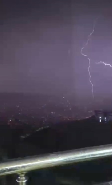 Elazığ&rsquo;da yıldırımın d&uuml;şme anı kamerada
