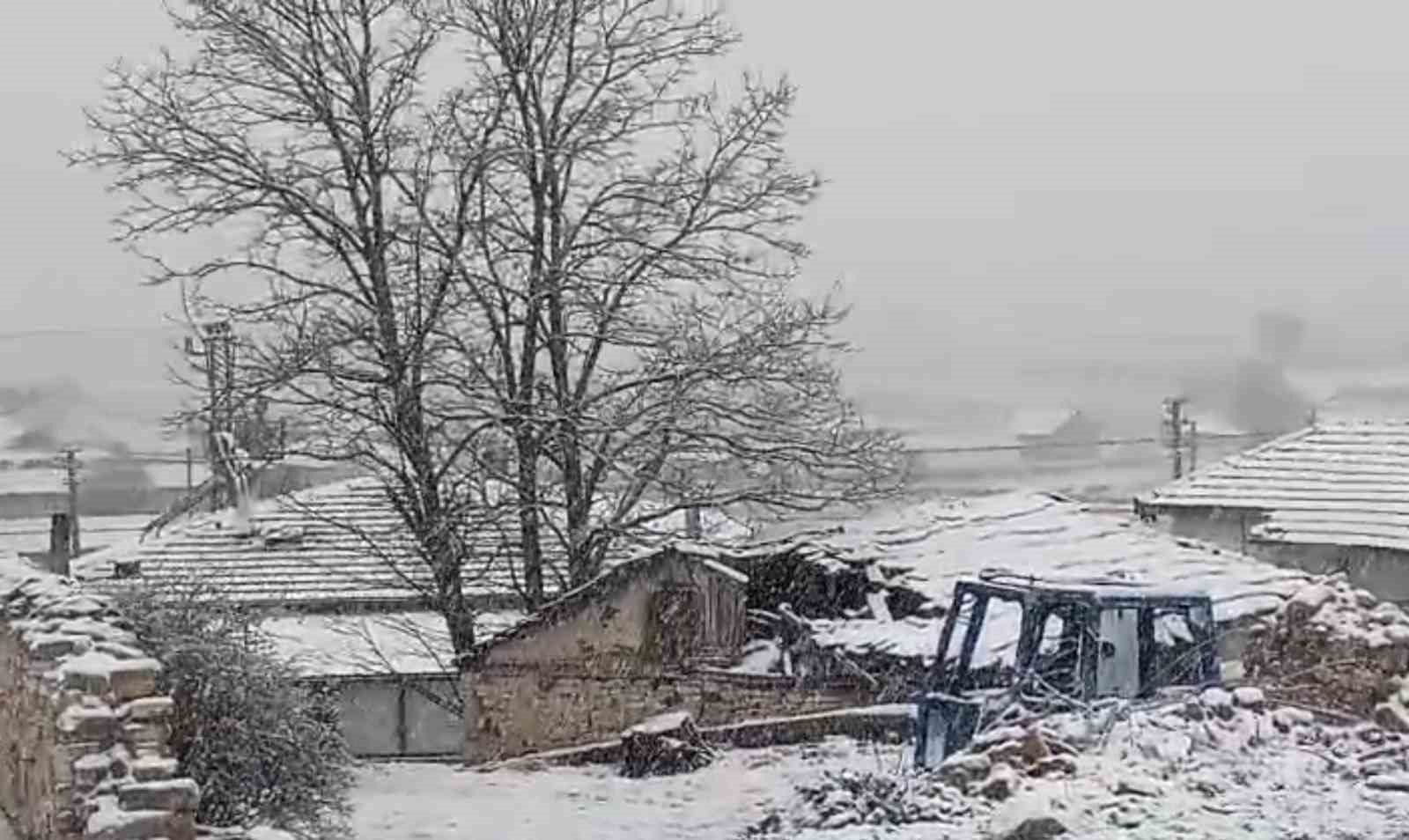 Eskişehir’in kırsalı mayıs ayında beyaza büründü
