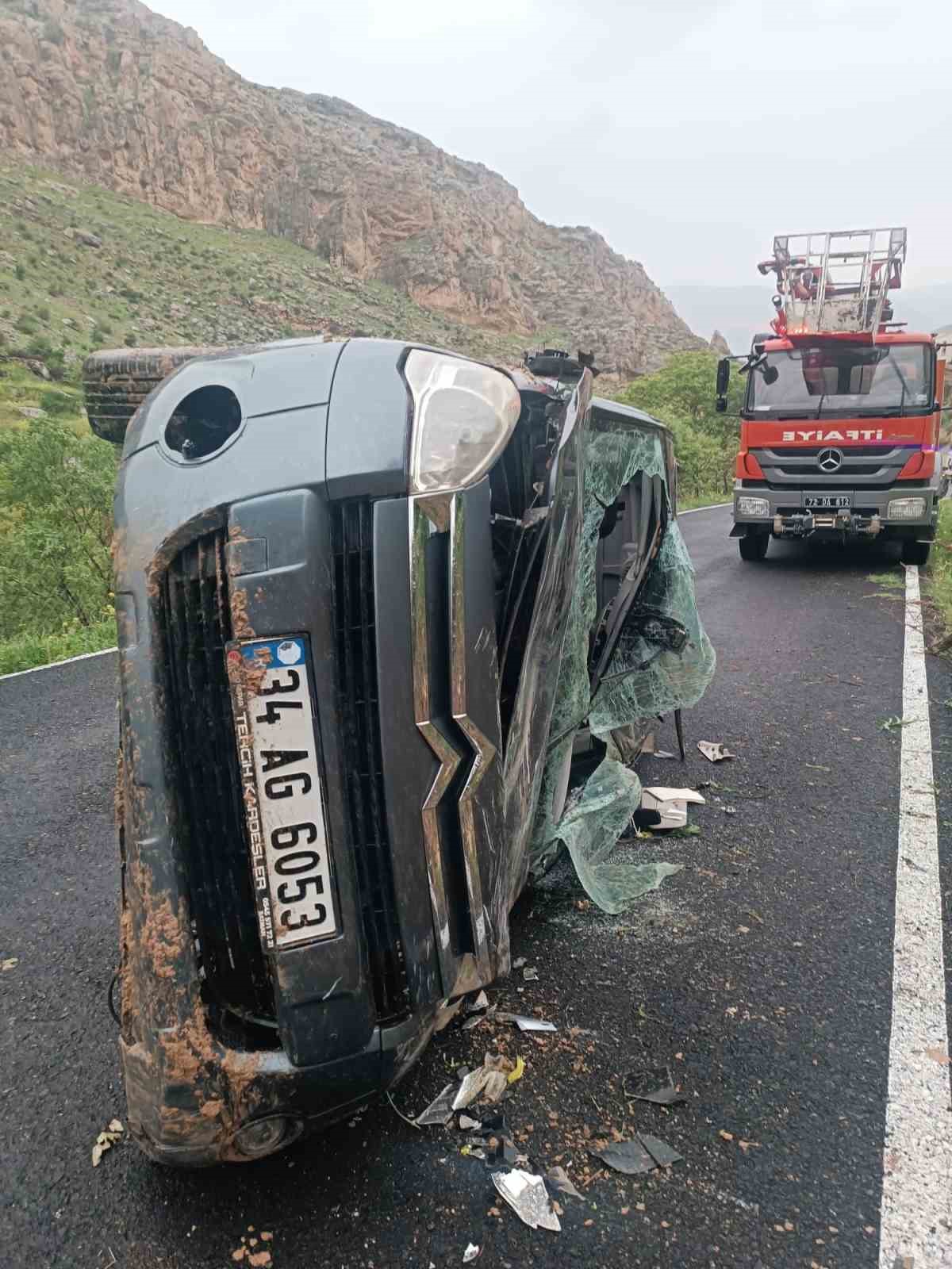 Hasankeyf’te takla atan hafif ticari araçta bulunan 3 kişi yaralandı