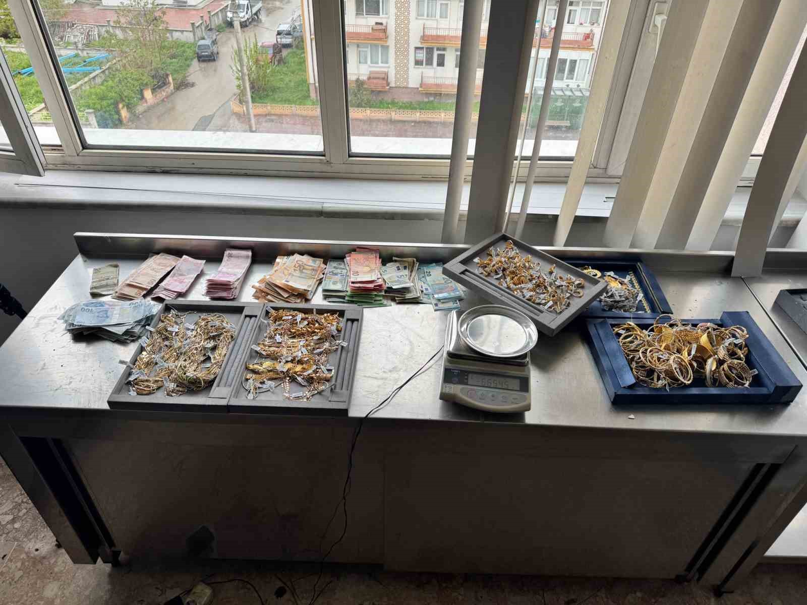 Konya’da motosikletlerle kuyumcu soyan 4 şüpheliden 2’si yakalandı