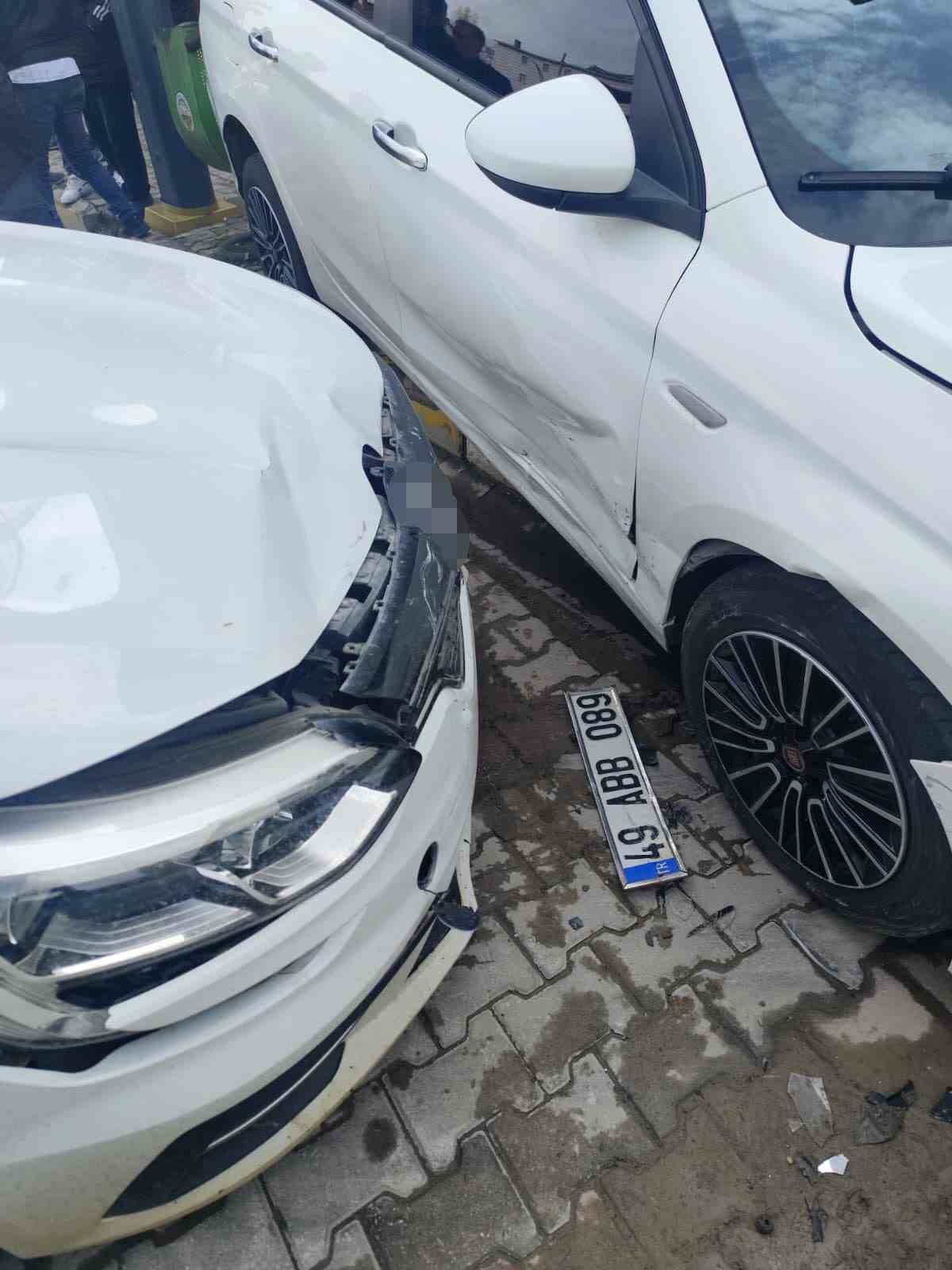 Muş&rsquo;ta iki ara&ccedil; &ccedil;arpıştı
