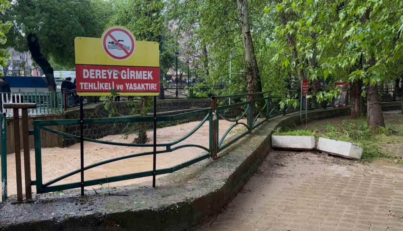 Gaziantep&rsquo;te fırtınada &ccedil;atılar u&ccedil;tu, dereler taştı
