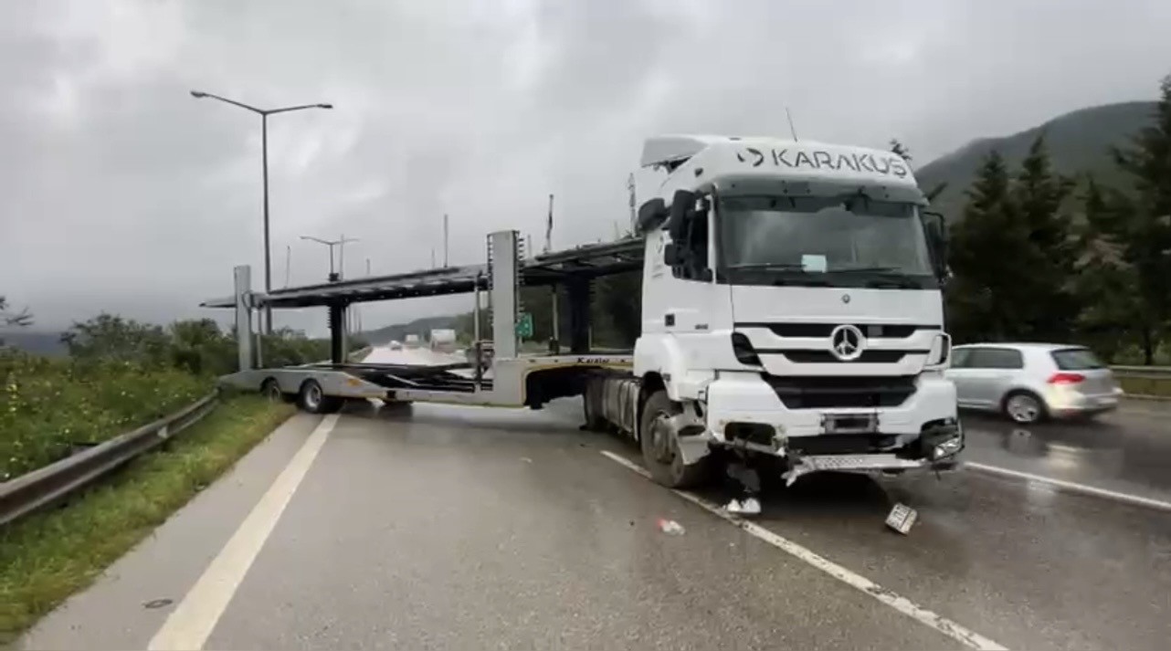 Osmaniye’de tır yağmurda savruldu
