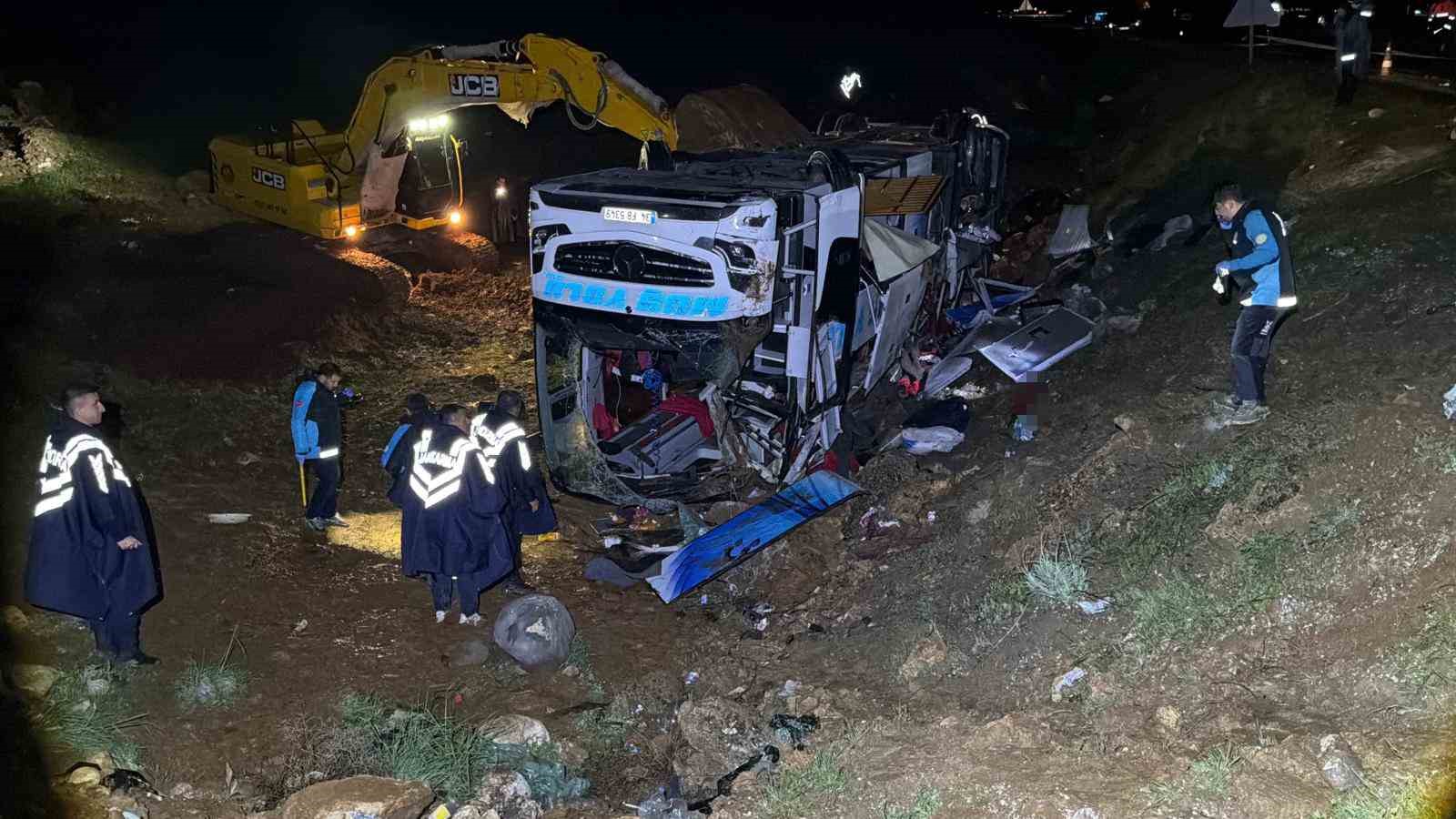Malatya&rsquo;da yolcu otob&uuml;s&uuml; devrildi: 3 &ouml;l&uuml;, &ccedil;ok sayıda yaralı

