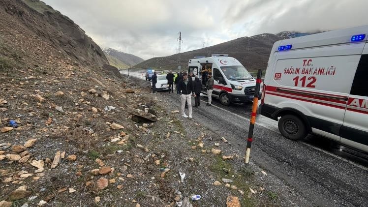 Tatvan&rsquo;da trafik kazası: 2 yaralı
