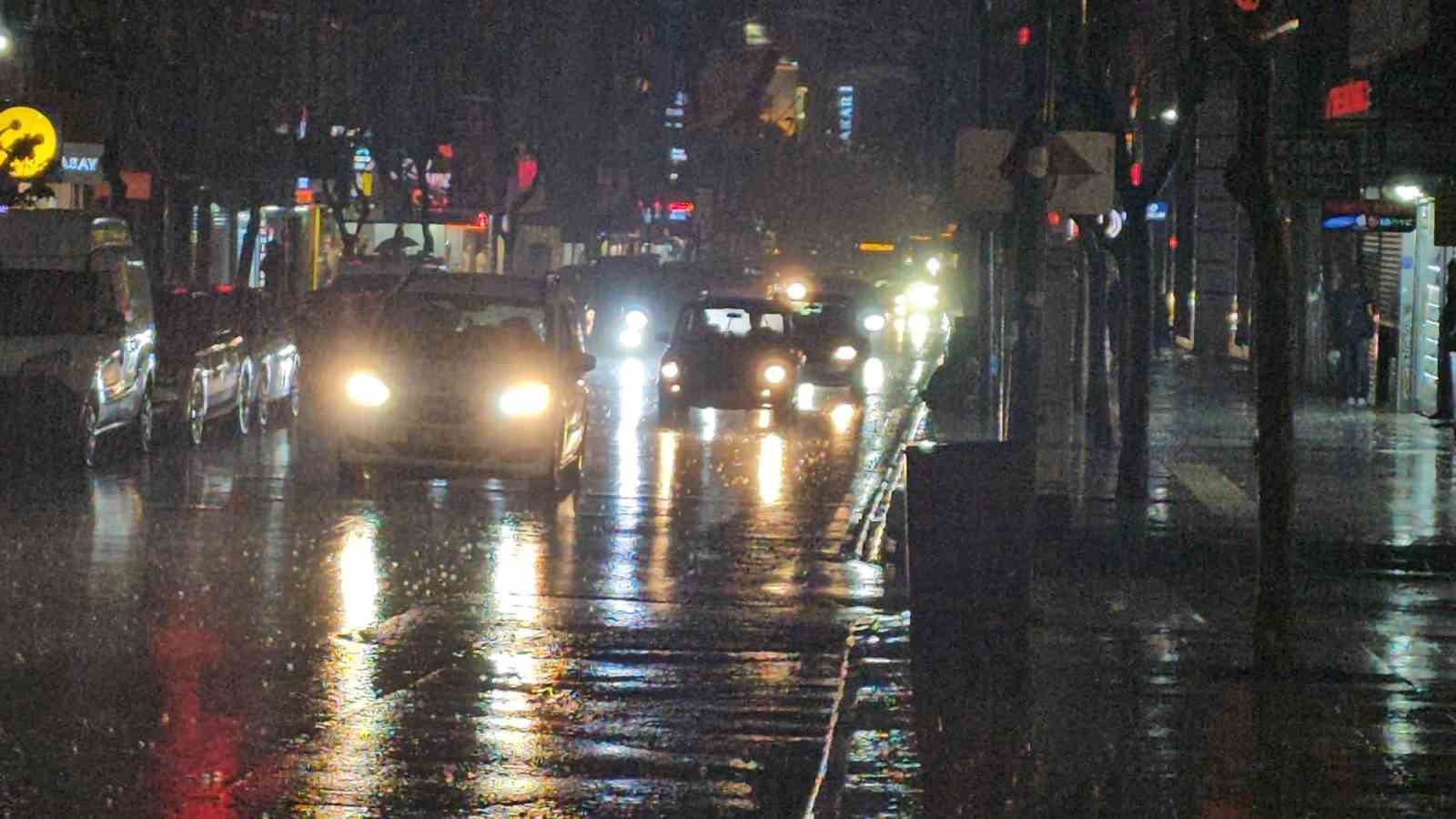 Elazığ’da sağanak yağış etkisini sürdürüyor