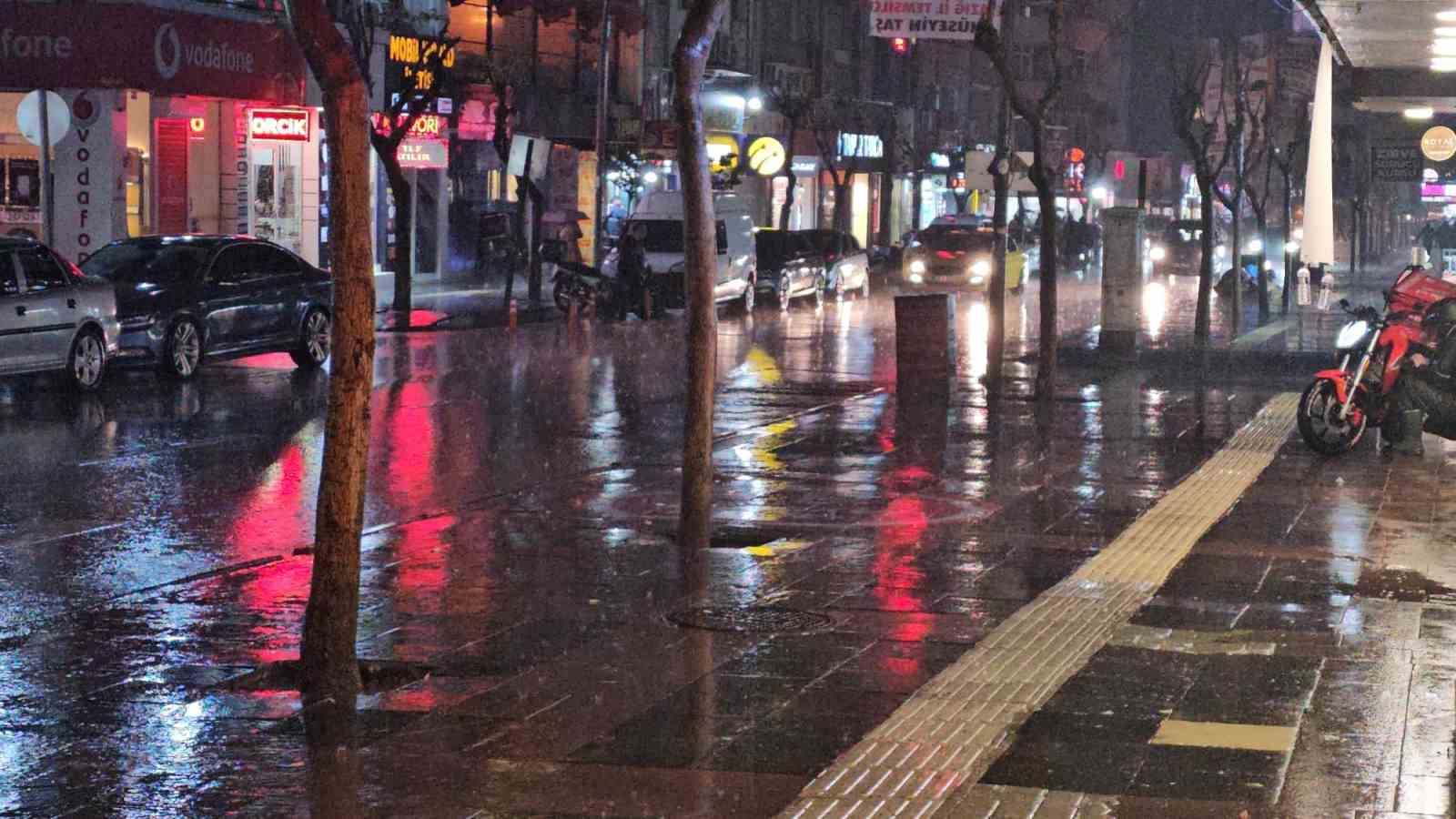 Elazığ&rsquo;da sağanak yağış etkisini s&uuml;rd&uuml;r&uuml;yor
