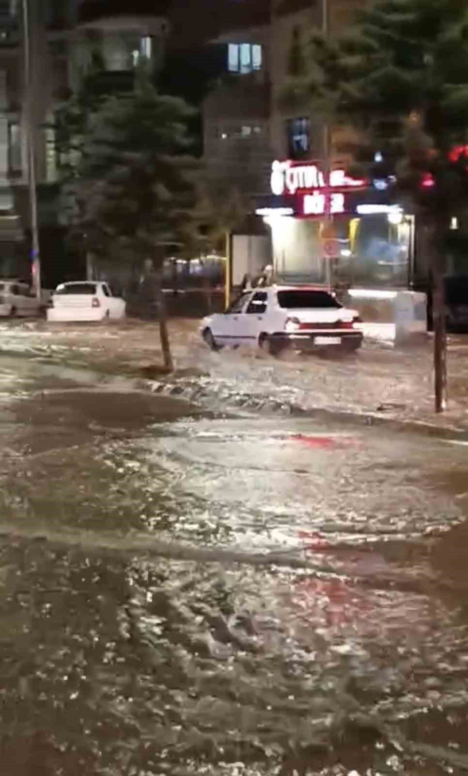 Siverek&rsquo;te dolu ve sağanak hayatı fel&ccedil; etti
