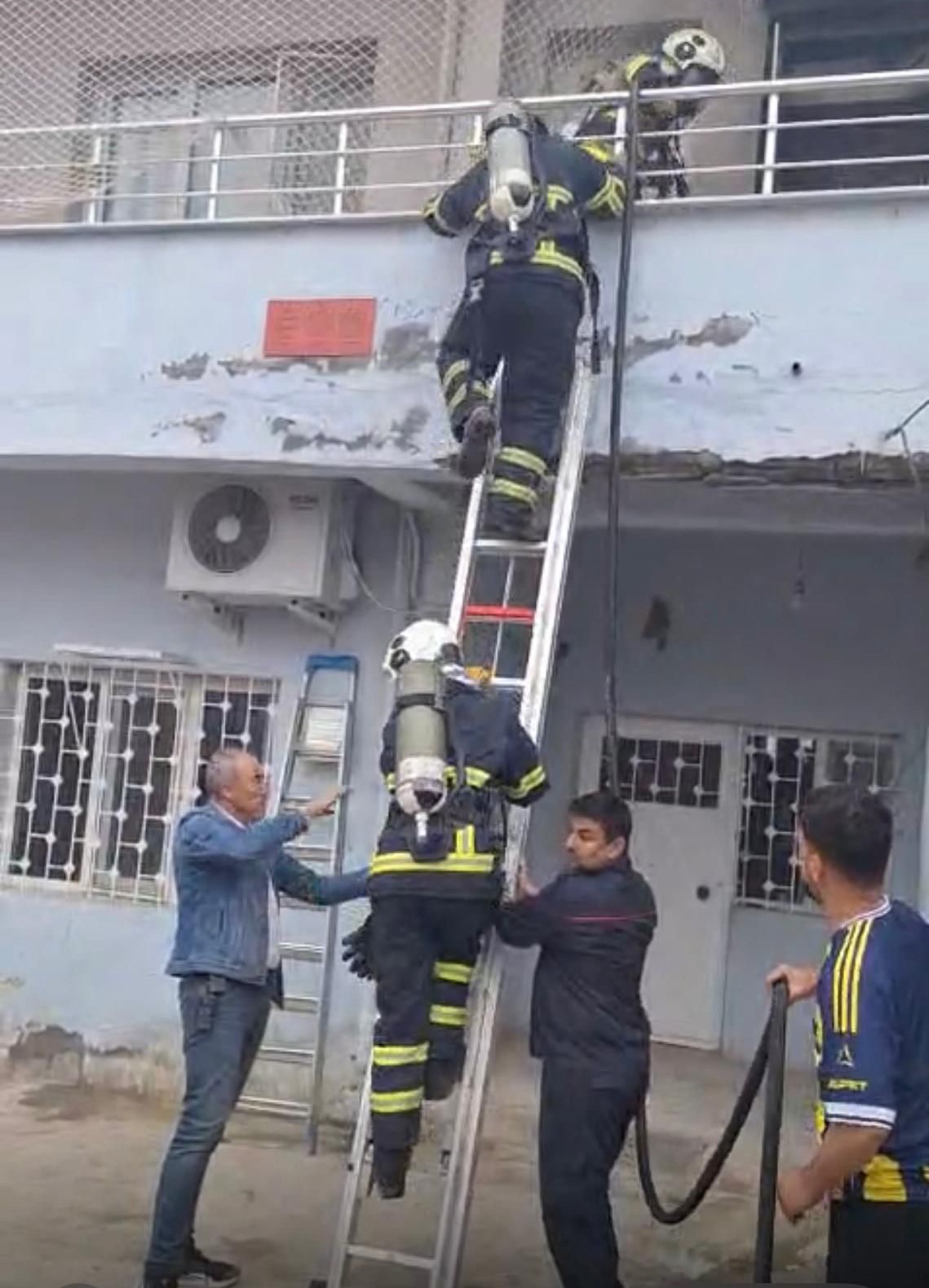Mardin’de evde çıkan yangında 4 kişi dumandan etkilendi
