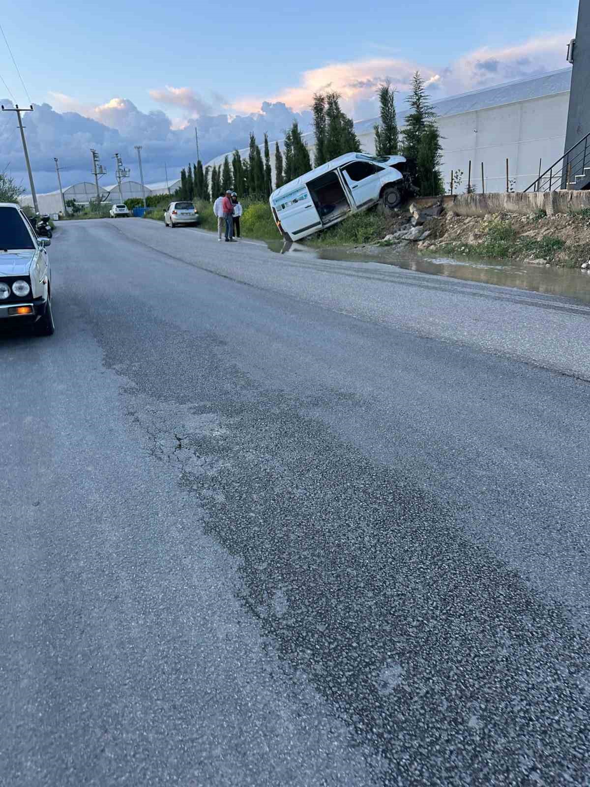 Kaza yapan kamyonet su kanalında asılı kaldı: 1 yaralı
