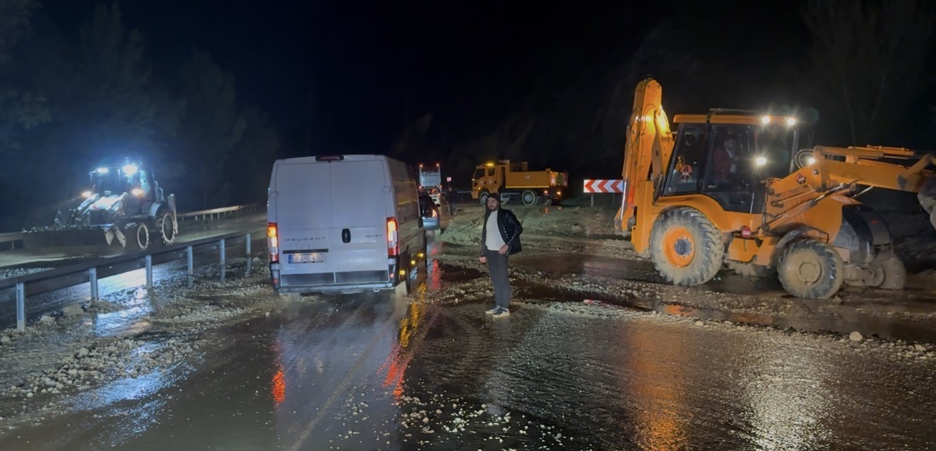 Tokat-Sivas kara yolu yaşanan taşkın nedeniyle kısa s&uuml;reli trafiğe kapandı
