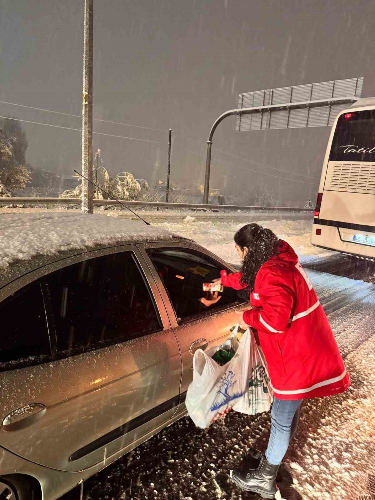 Afyonkarahisar&rsquo;da karla m&uuml;cadele s&uuml;r&uuml;yor
