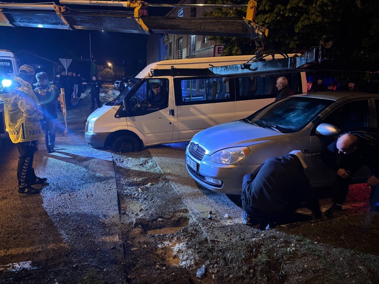 &Ouml;nlem alınmadı, yağmurda &ccedil;&ouml;ken yolda ara&ccedil;lar &ccedil;ukura girdi
