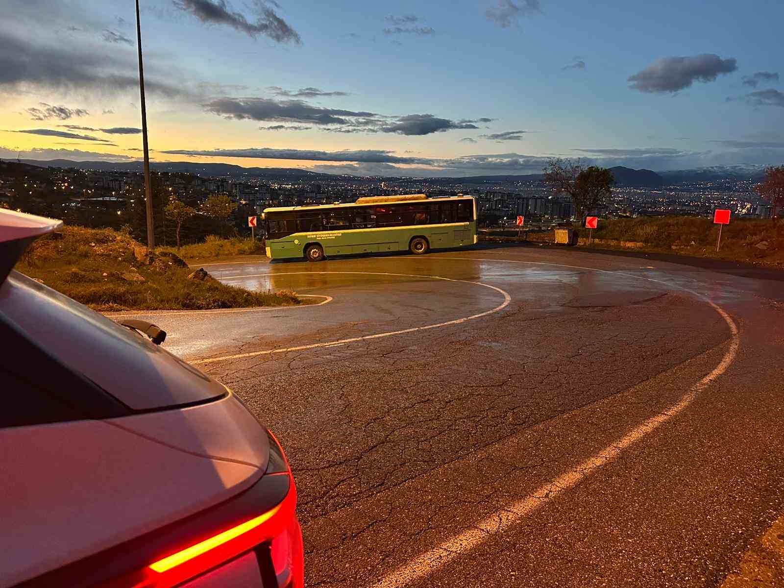 Kayseri&rsquo;de alkoll&uuml; bir şahıs &ccedil;aldığı &ouml;zel halk otob&uuml;s&uuml;yle kaza yaptı
