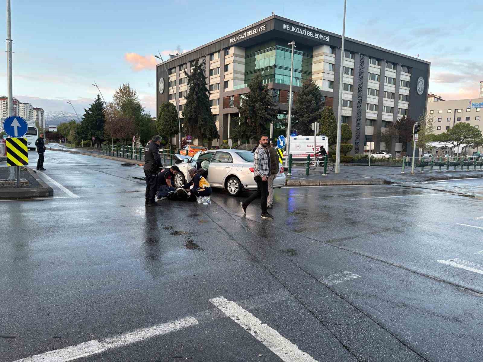 Ticari taksiyle otomobil &ccedil;arpıştı: 2 yaralı
