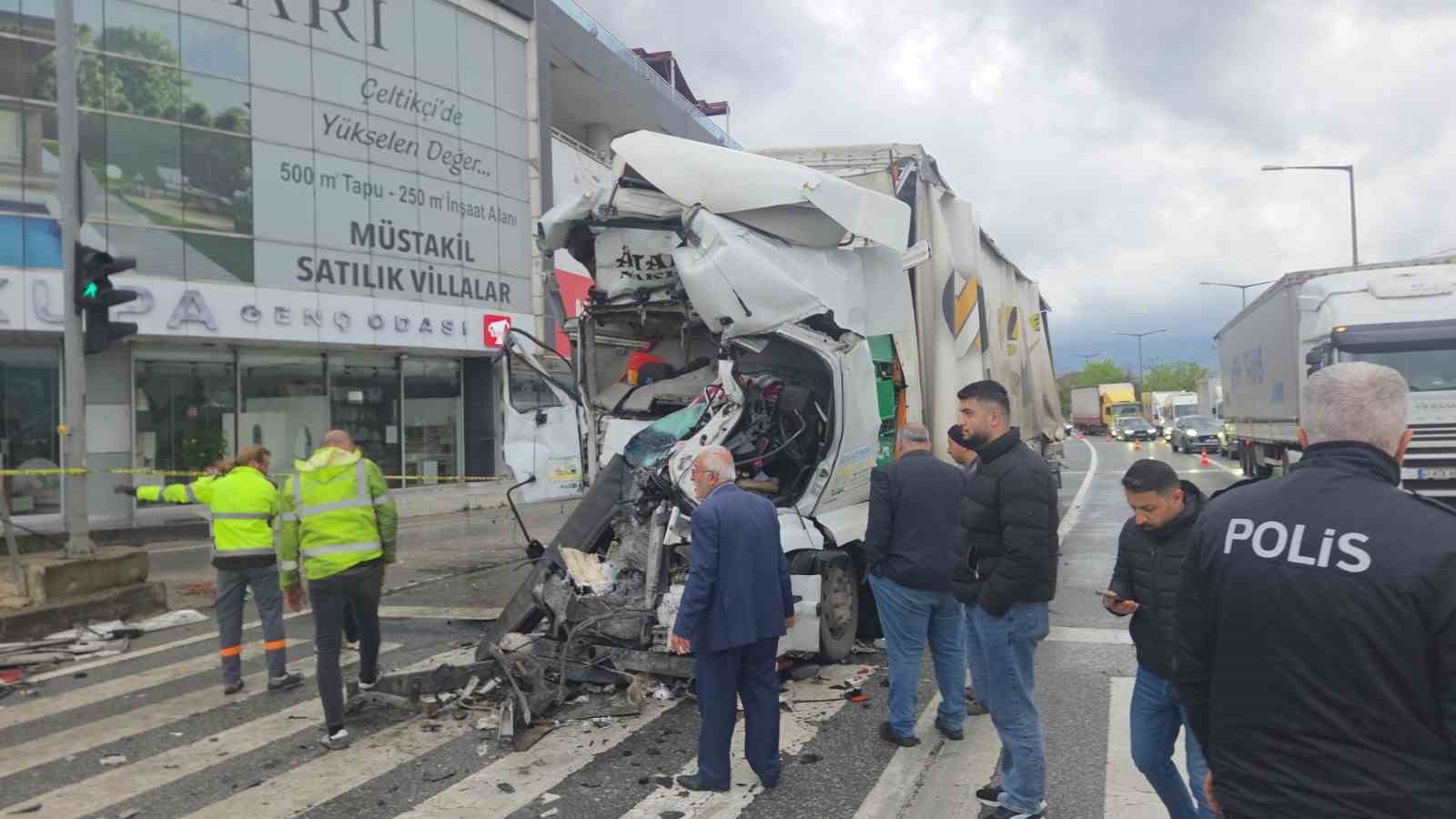 Tır ışıklarda duran tankere &ccedil;arptı: 1 &ouml;l&uuml;
