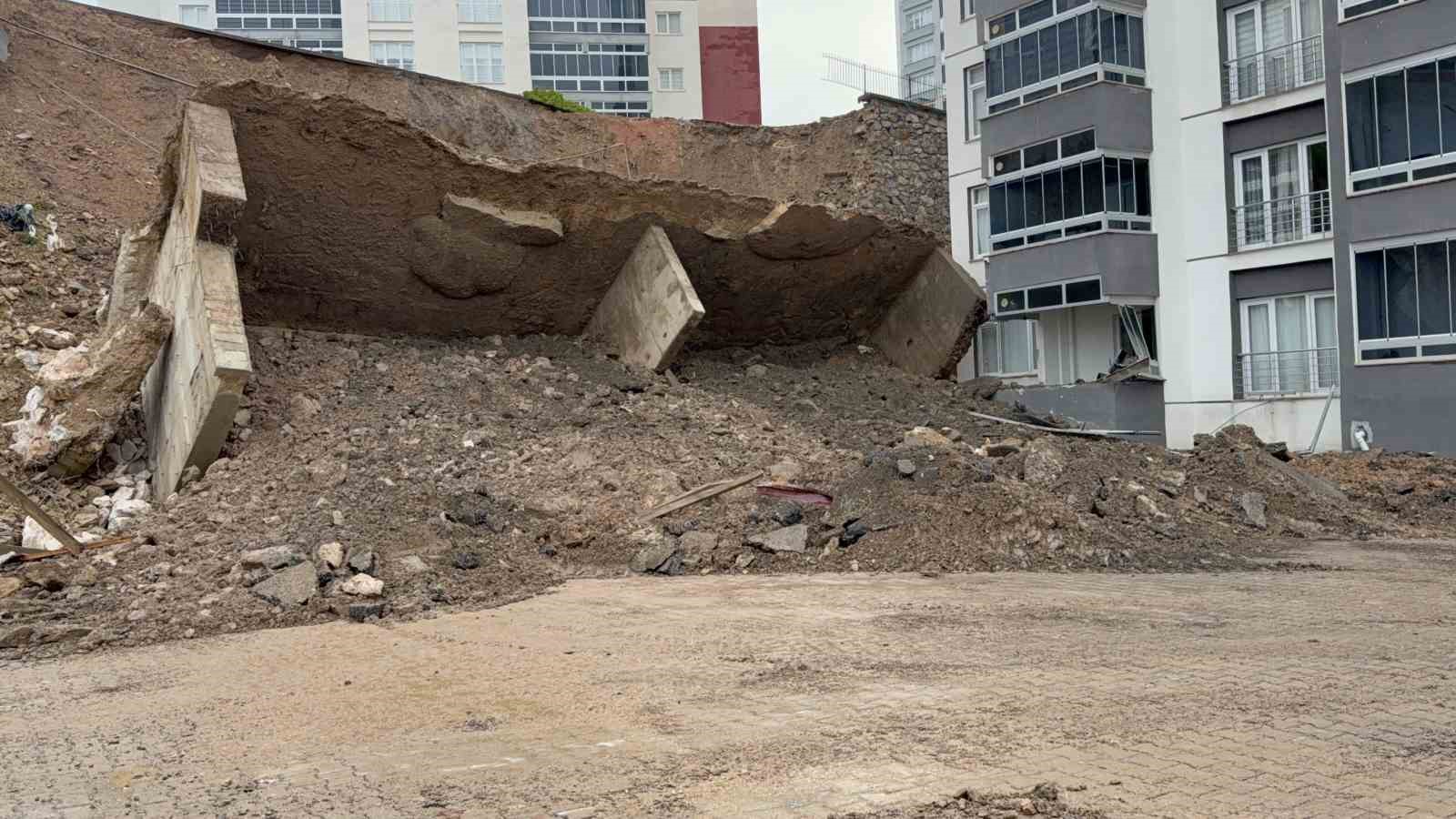 Tokat&rsquo;ta istinat duvarı &ccedil;&ouml;kt&uuml;, park halindeki bir ara&ccedil; s&uuml;r&uuml;klendi
