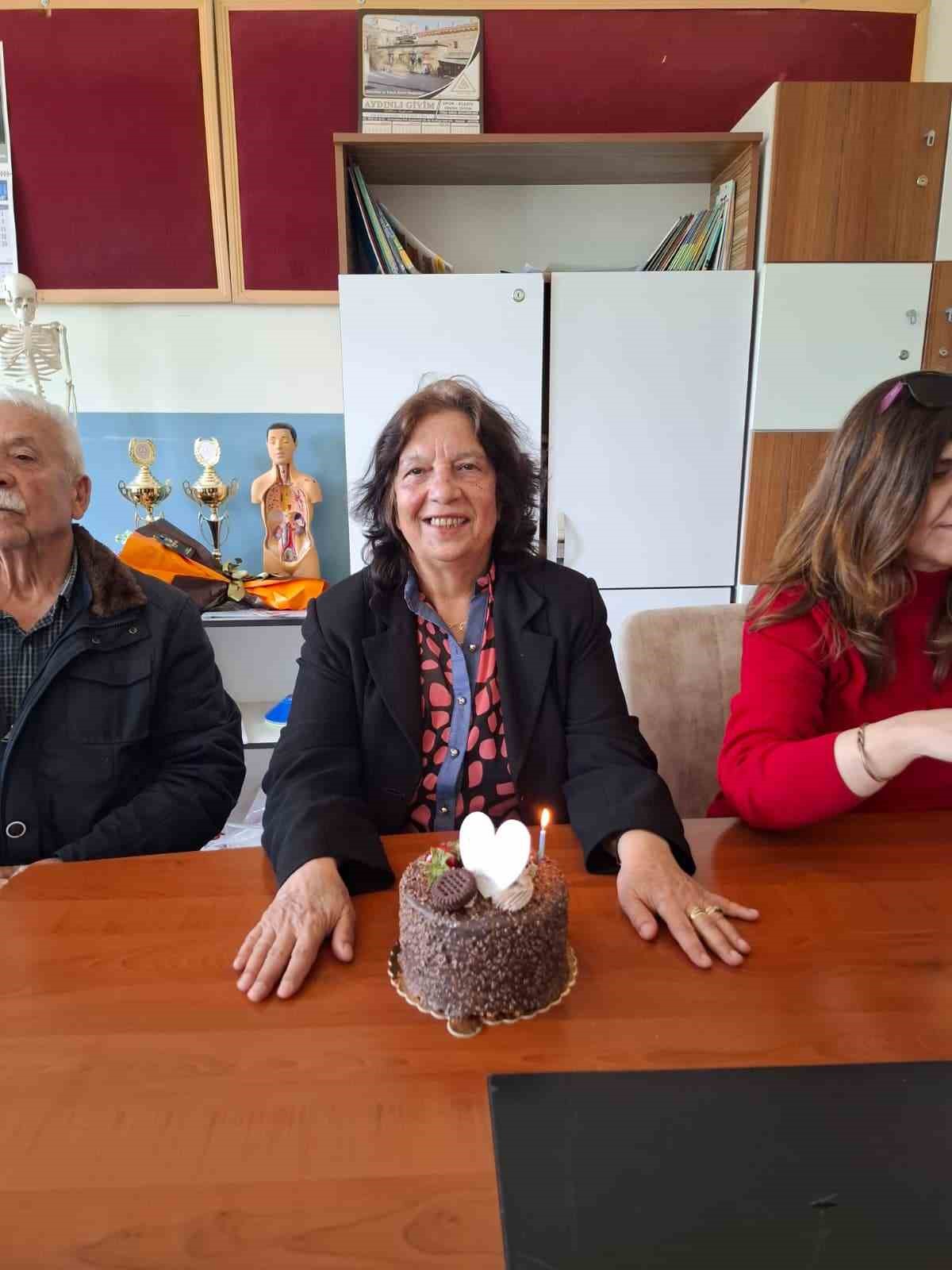 Emekli olan G&uuml;ldane &ouml;ğretmen &ouml;ğrencilerine alkışlarla veda etti
