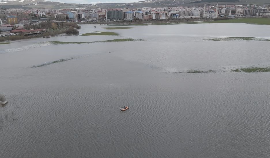 G&ouml;le d&ouml;nen Ardahan ovasında kano keyfi
