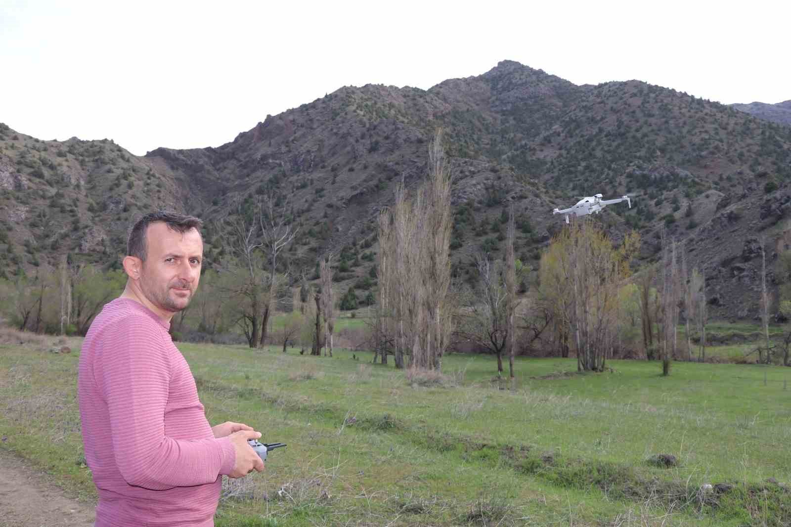 Erzurum Oltu&rsquo;da bozayı iki yavrusuyla g&ouml;r&uuml;nt&uuml;lendi
