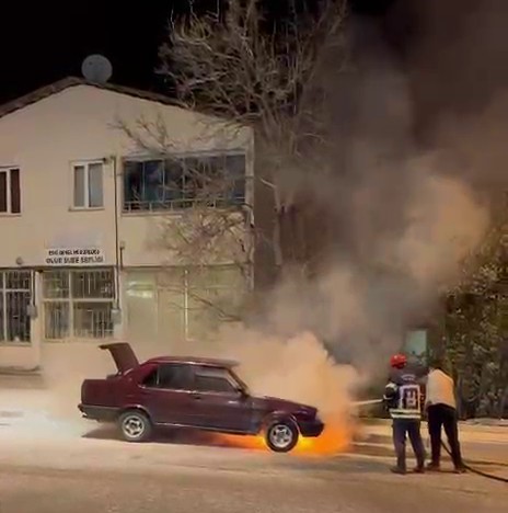 Oltu&rsquo;da ara&ccedil; yangını korkuttu
