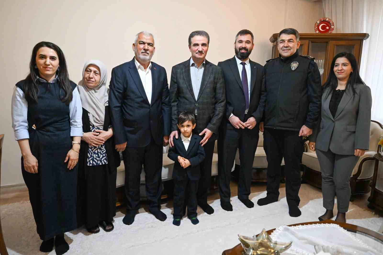 Asırlık &ccedil;ınara ve kahraman gazilere vefa ziyareti
