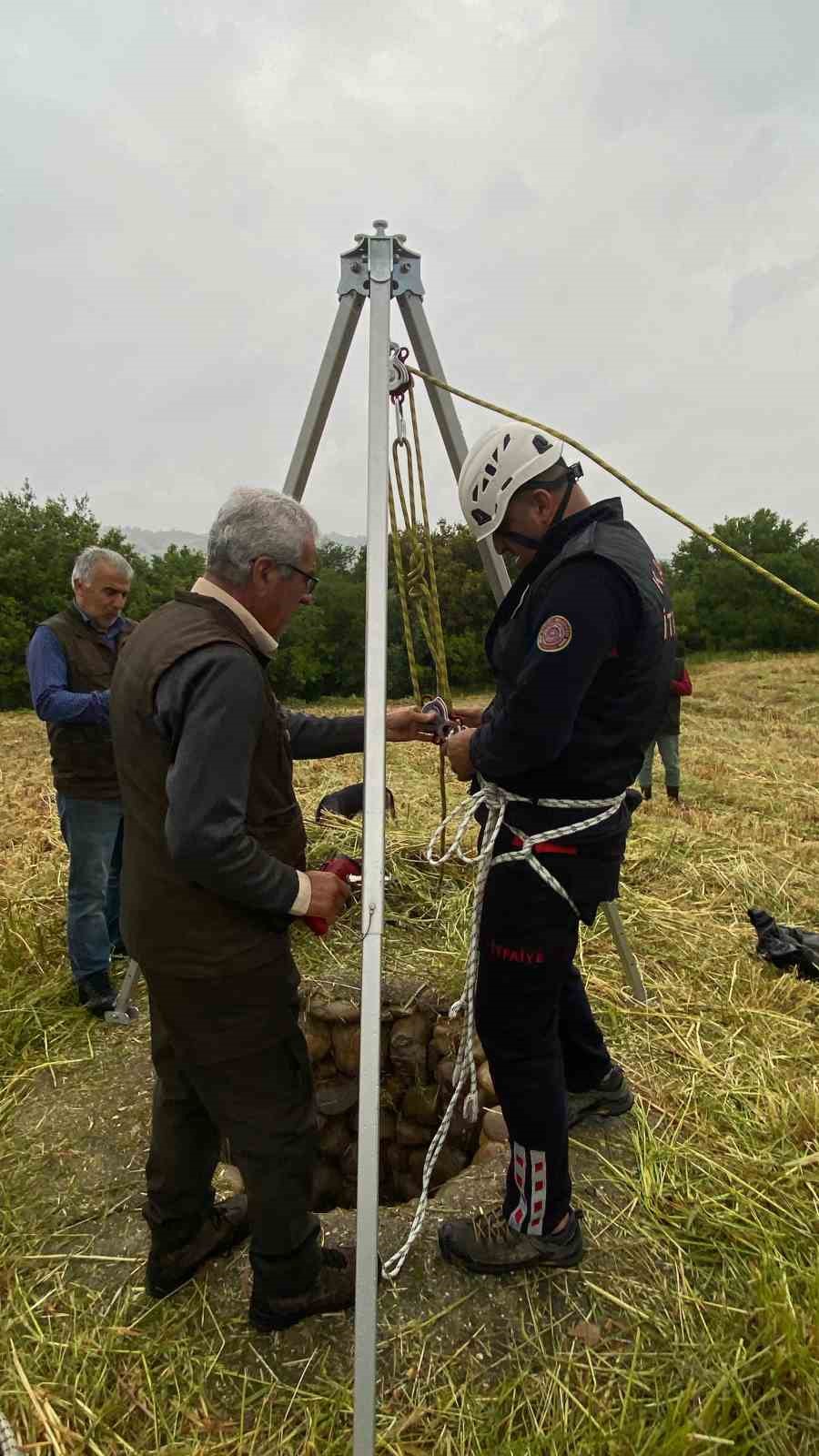 Osmaniye&rsquo;de i&ccedil;me suyu kuyusuna d&uuml;şen tilki kurtarıldı
