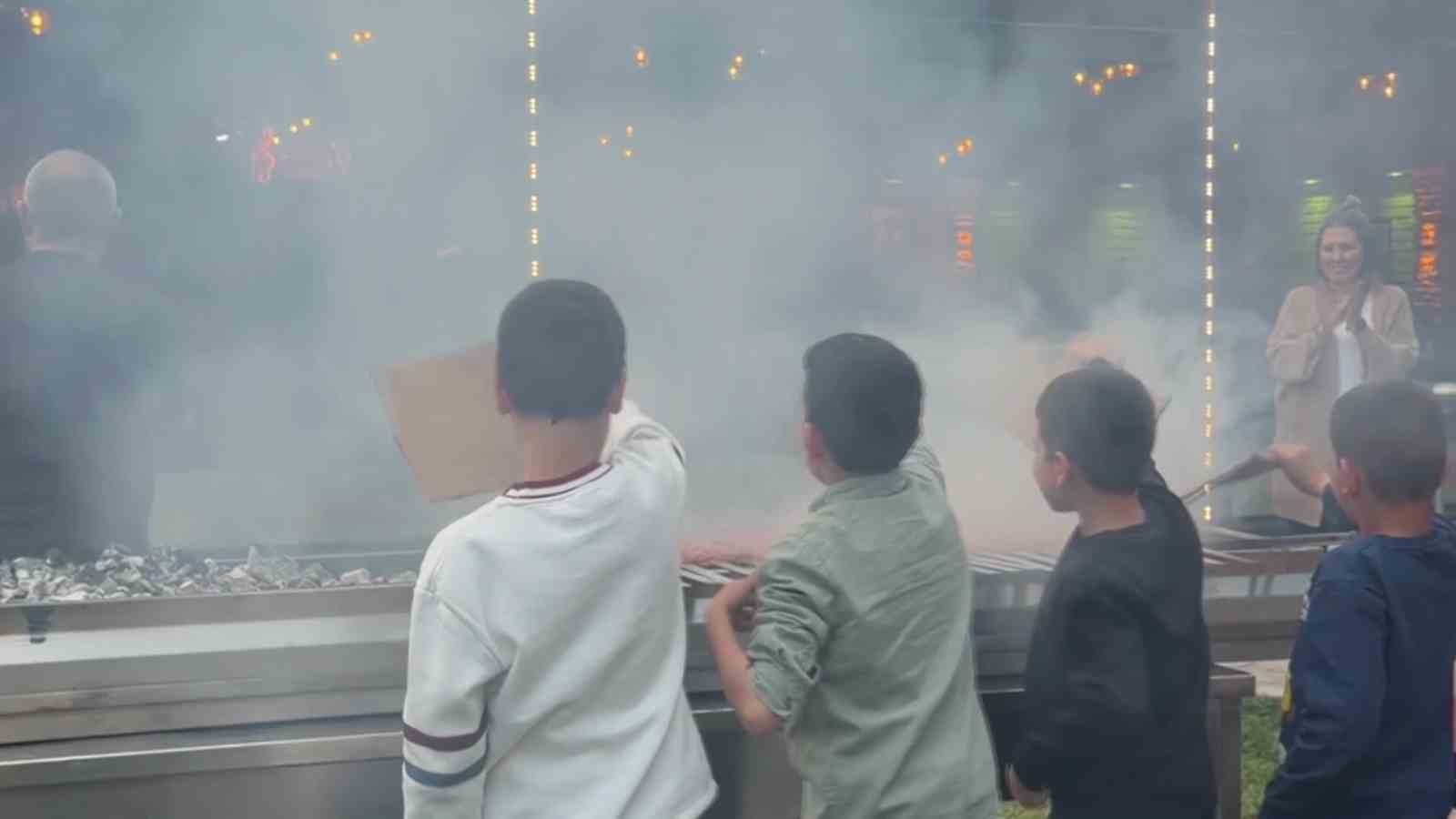 Sevgi evlerinde kalan &ccedil;ocuklar mangal başında
