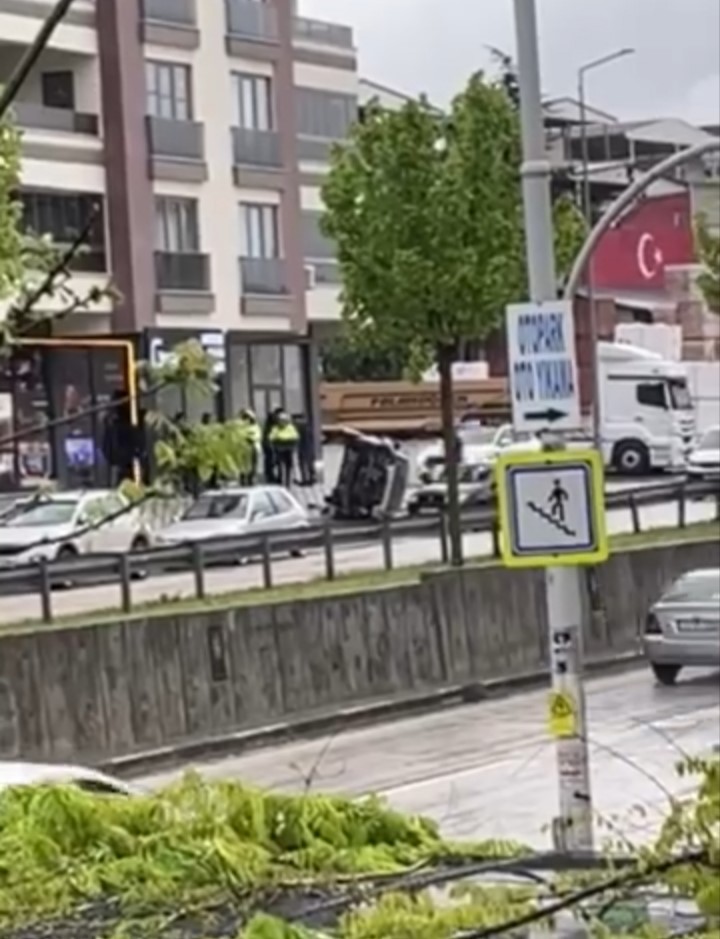 Bursa&rsquo;da kontrolden &ccedil;ıkan otomobil takla attı
