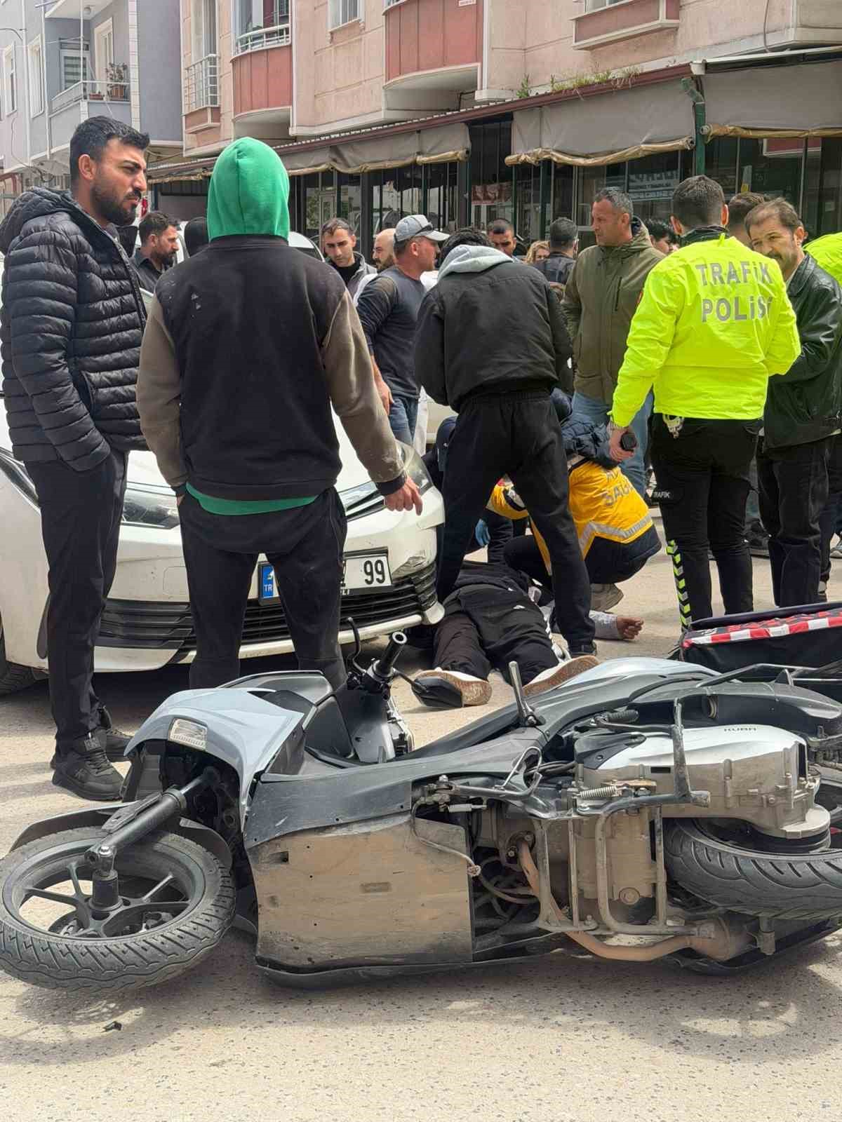Bursa&rsquo;da otomobilin &ccedil;arptığı motosikletli kurye yaralandı
