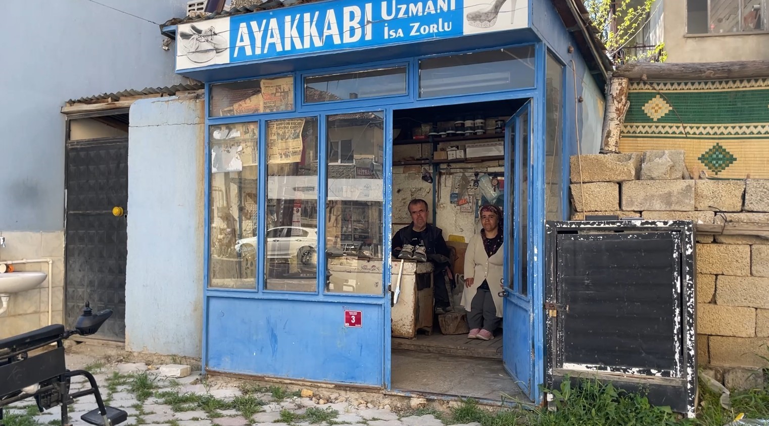 2 metrekarede yarım asırlık hayat m&uuml;cadelesi: Akondroplazi hastası usta, ayakkabıcılıkla hayata tutundu
