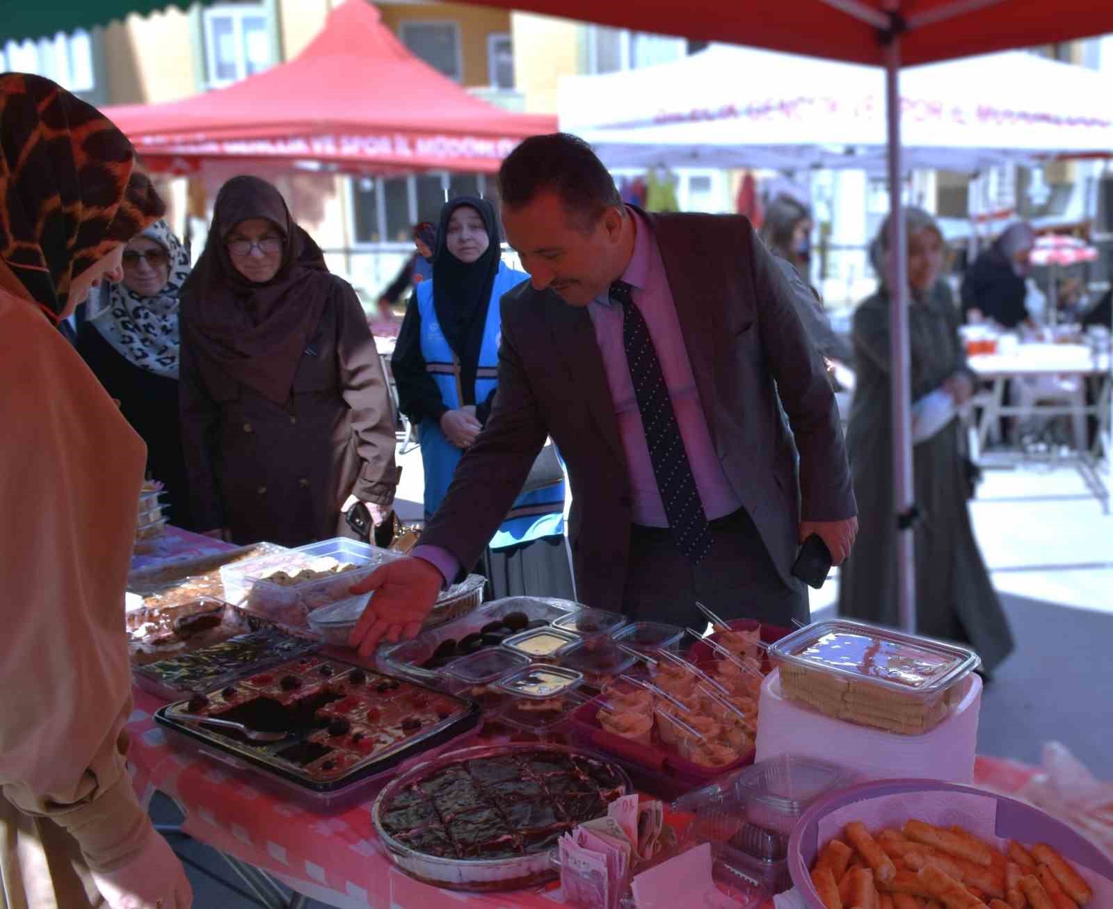Bilecik&rsquo;te &lsquo;İki İnsan Bir Hayat: Aile&rsquo; temalı &lsquo;Hayır &Ccedil;arşısı&rsquo; a&ccedil;ıldı
