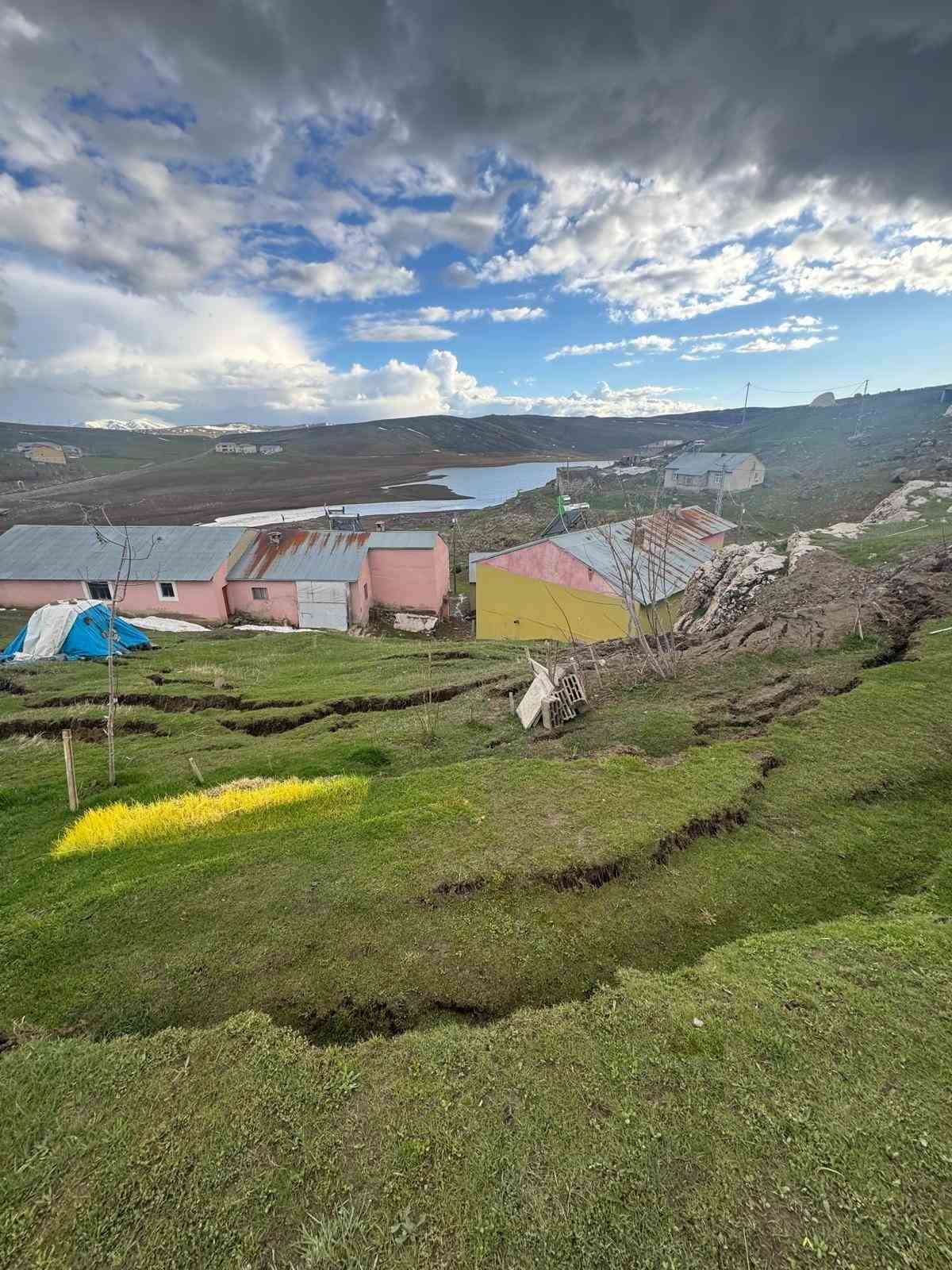 Ağrı&rsquo;da heyelan evlerin &ccedil;evresinde yarıklar oluşturdu
