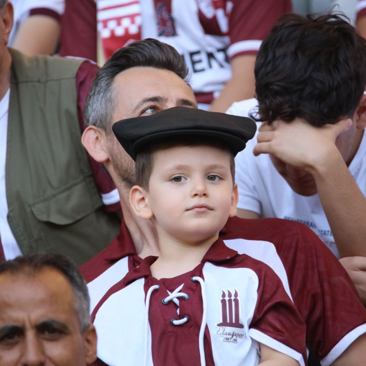 Elazığspor&rsquo;dan taraftarlara &ccedil;ağrı: Bordo-Beyaz renklerle trib&uuml;nde yer alalım
