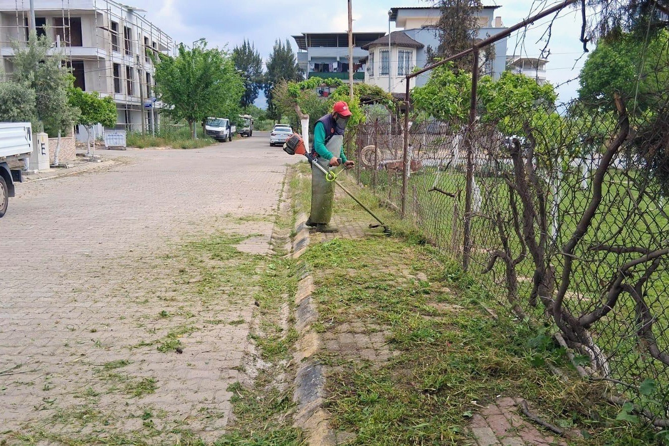 Efeler&rsquo;de yeşil alanlarda &ccedil;alışmalar s&uuml;r&uuml;yor

