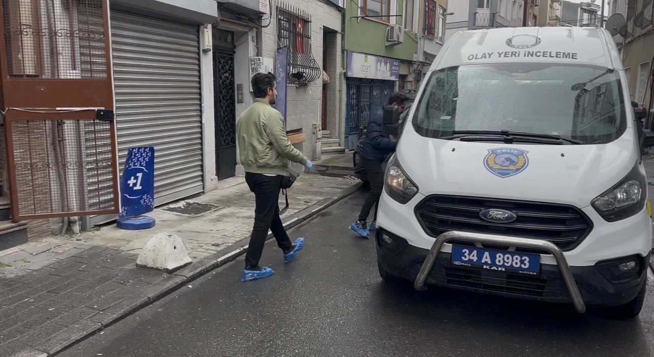 Eski kız arkadaşının evinde gördüğü adamı bıçakladı