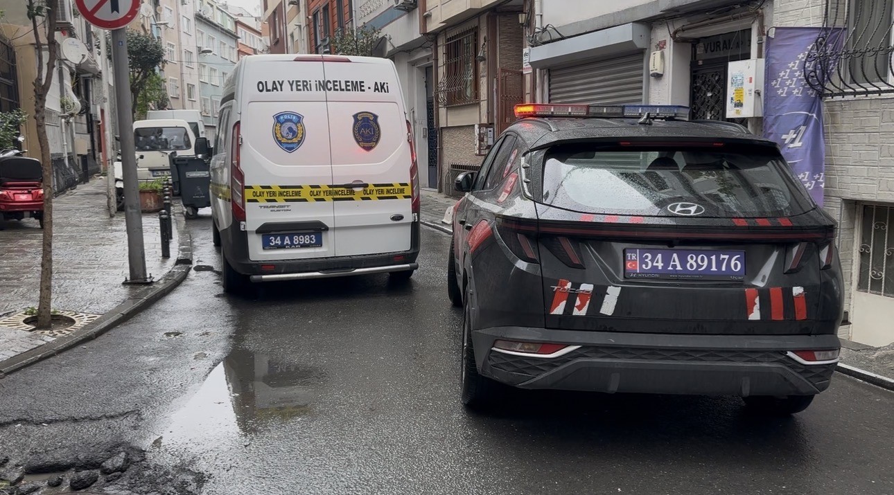 Eski kız arkadaşının evinde g&ouml;rd&uuml;ğ&uuml; adamı bı&ccedil;akladı
