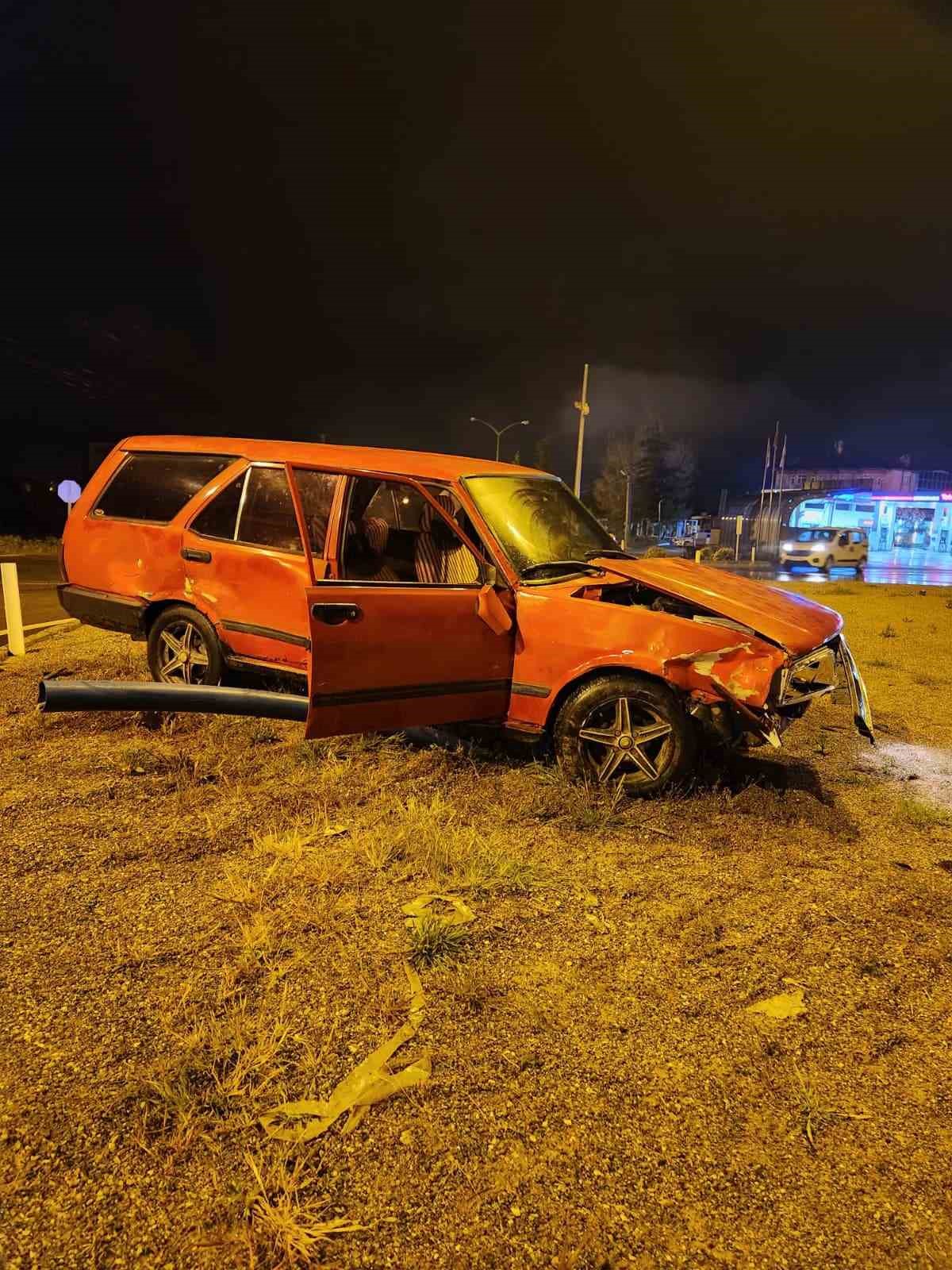 Isparta&rsquo;da iki otomobil kavşakta &ccedil;arpıştı

