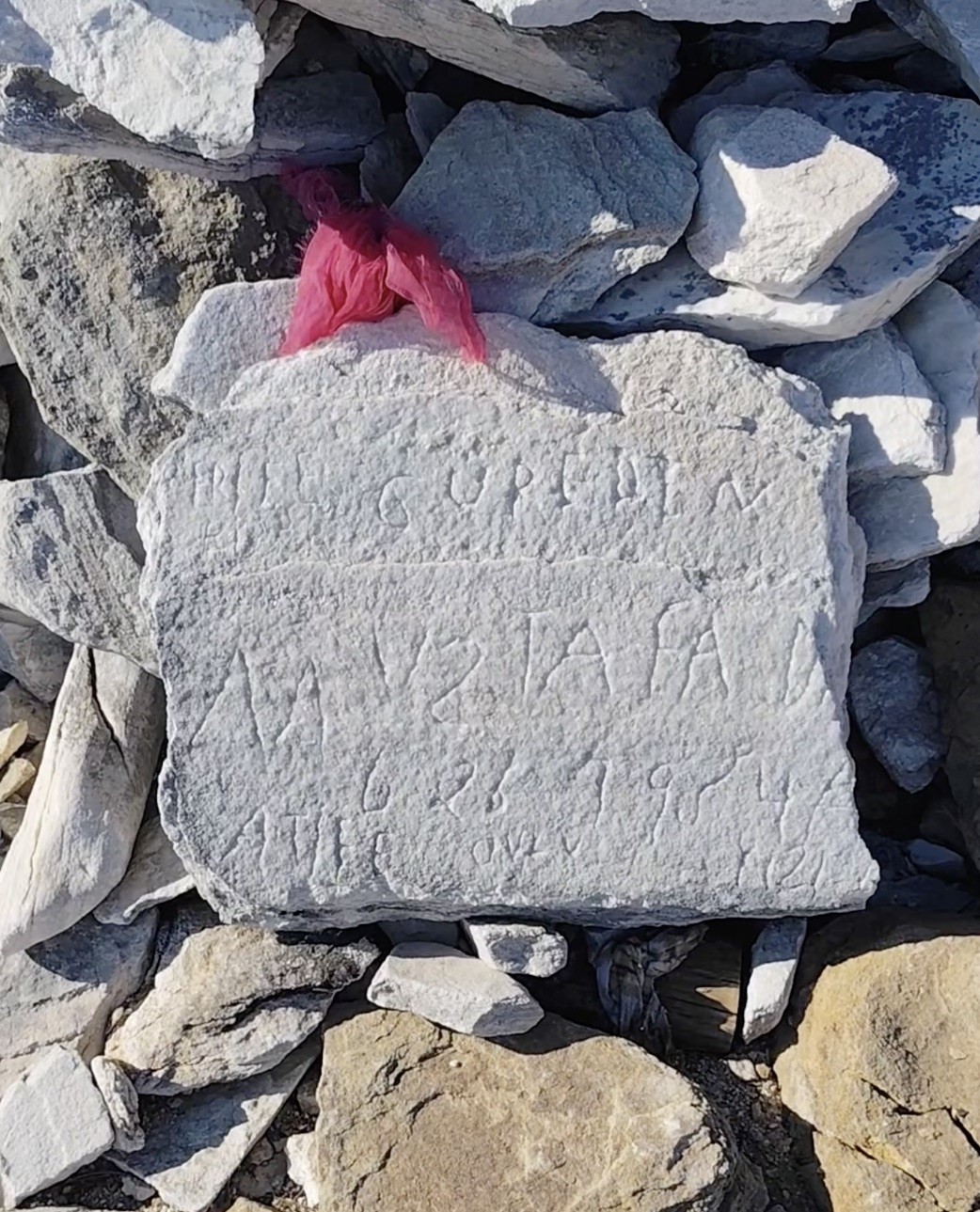 Sarıkız T&uuml;rbesi&rsquo;ne bayrak asmak i&ccedil;in Kaz Dağları&rsquo;na tırmandılar

