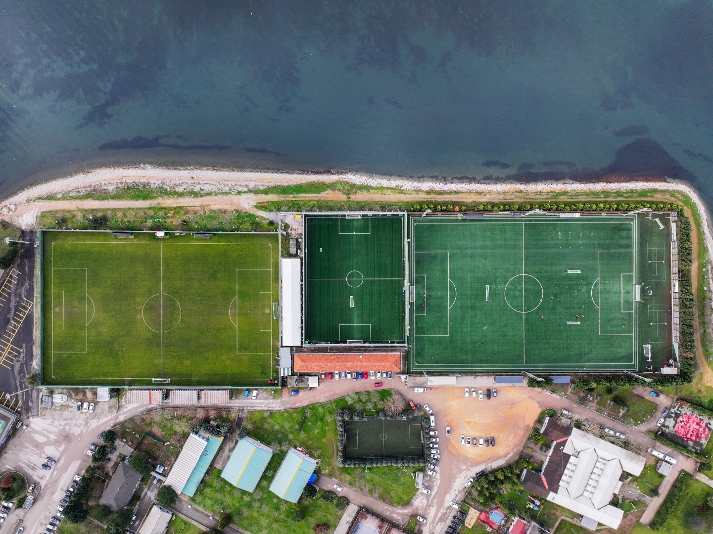 İzmit&rsquo;te sahil şeridi eğitim, spor ve sosyal projelerle yeniden şekilleniyor
