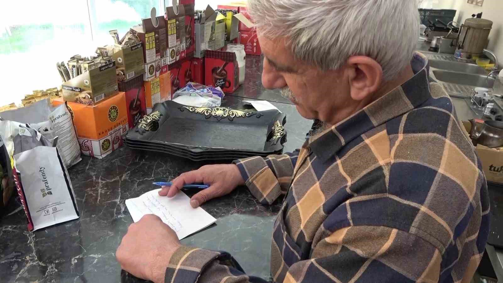 Demliğin g&ouml;lgesinde yazılan şiirler
