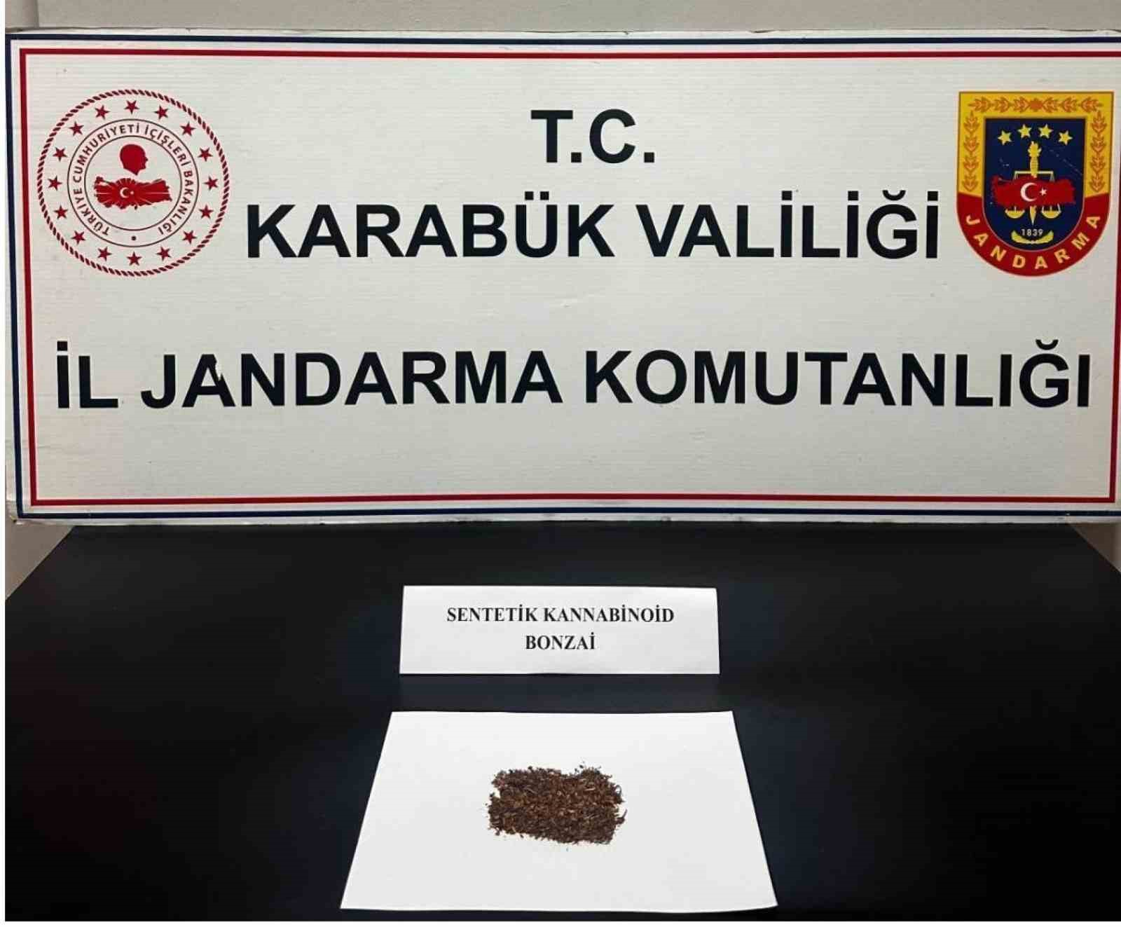 Kadın ayakkabısının topuğundan uyuşturucu &ccedil;ıktı: 3 ş&uuml;pheli adliyede
