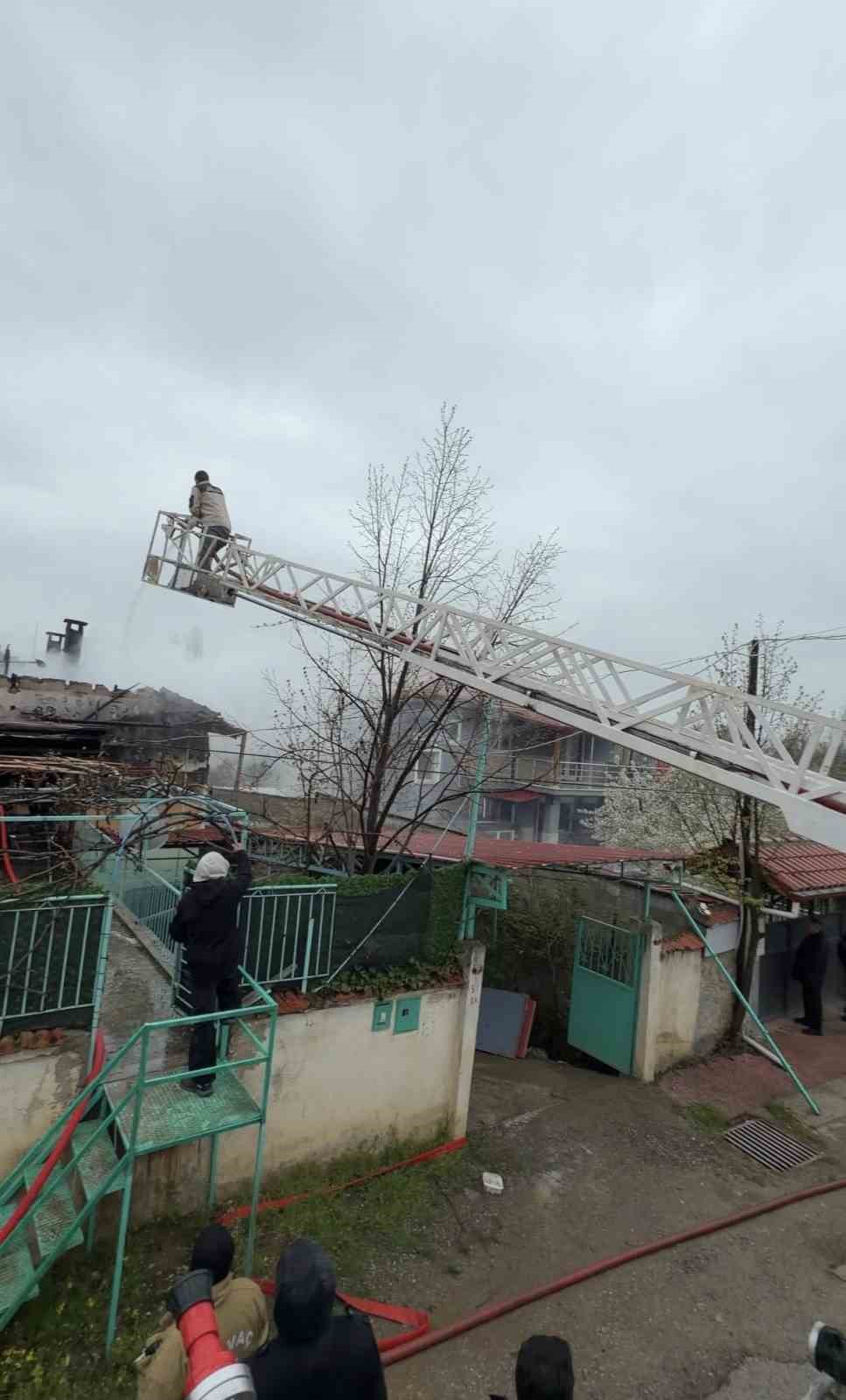 Isparta&rsquo;da iki katlı ev, &ccedil;ıkan yangında zarar g&ouml;rd&uuml;
