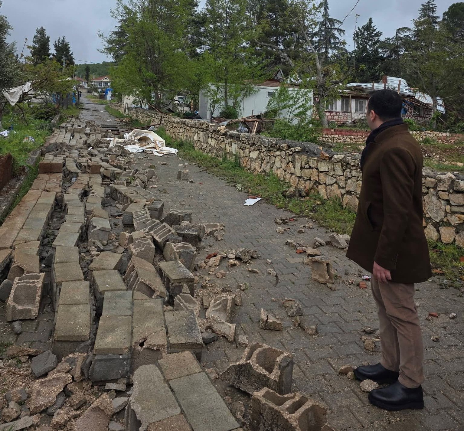 Adıyaman&rsquo;da fırtına da ağa&ccedil;lar devrildi
