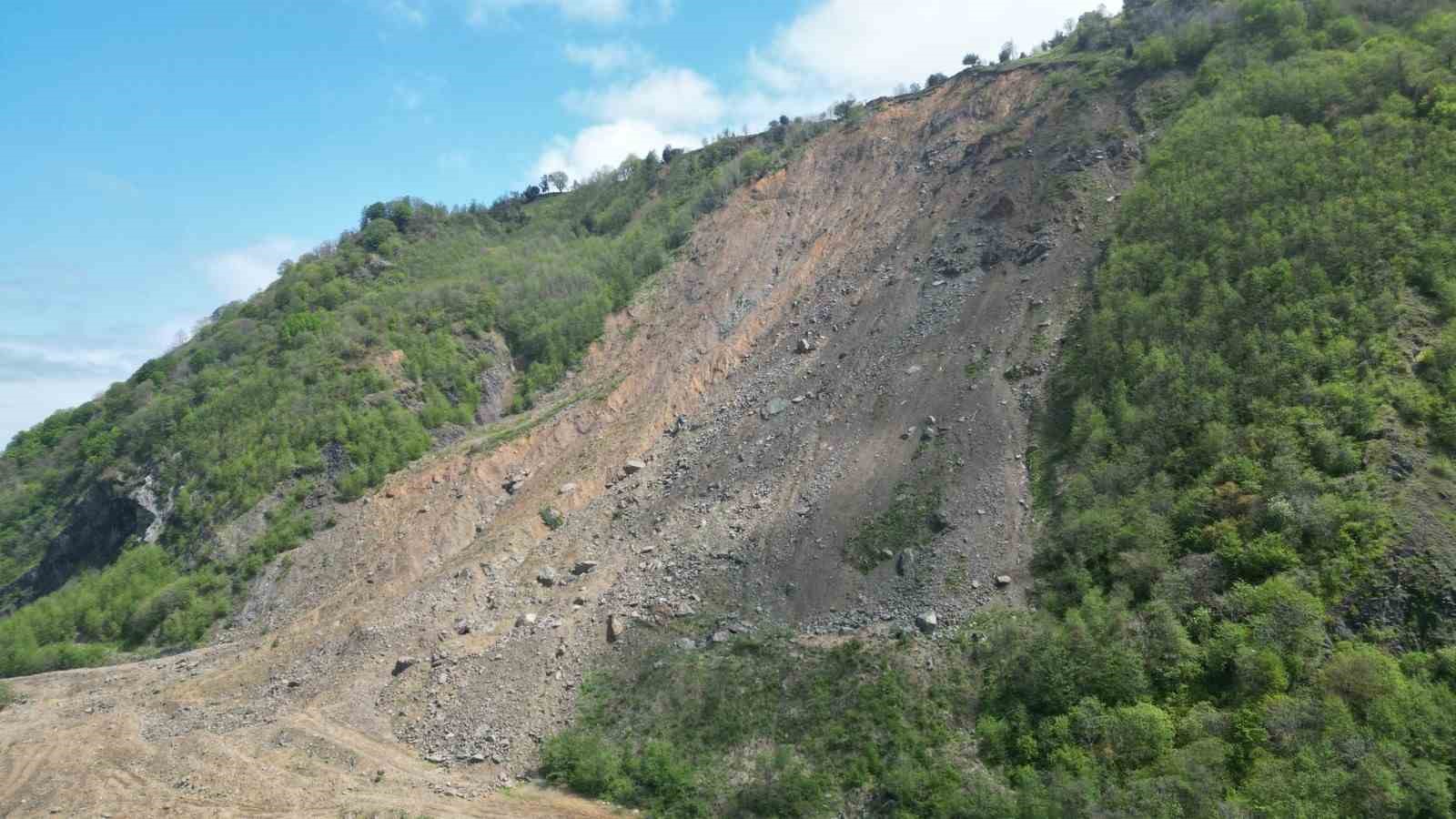 Artvin&rsquo;de 4 kişinin hayatını kaybettiği Karadeniz Sahil Yolu &uuml;zerindeki heyelan b&ouml;lgesinde t&uuml;nel &ccedil;alışması s&uuml;r&uuml;yor
