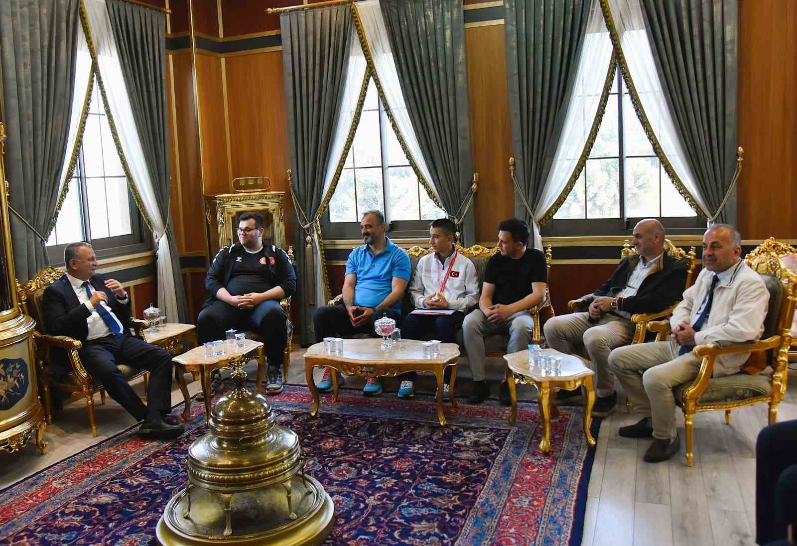 Şampiyon sporcular Başkan Balaban&rsquo;ın konuğu oldu
