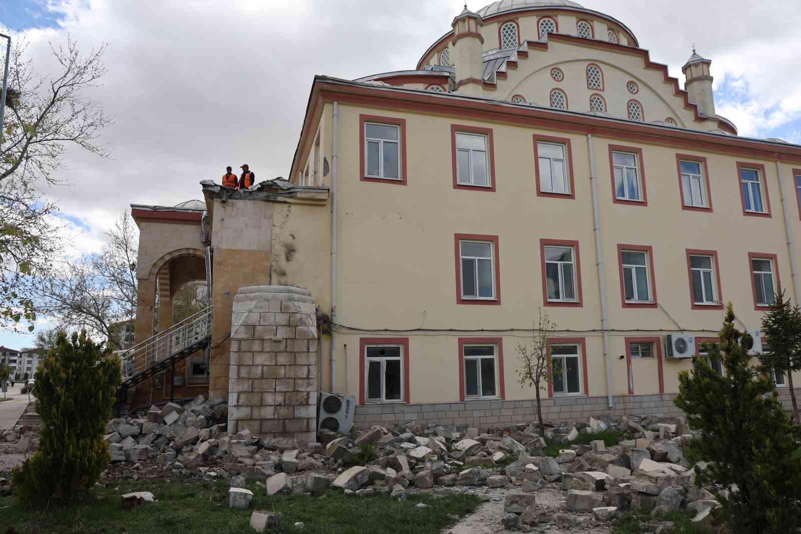 Yıldırımın minaresini yıktığı cami havadan görüntülendi
