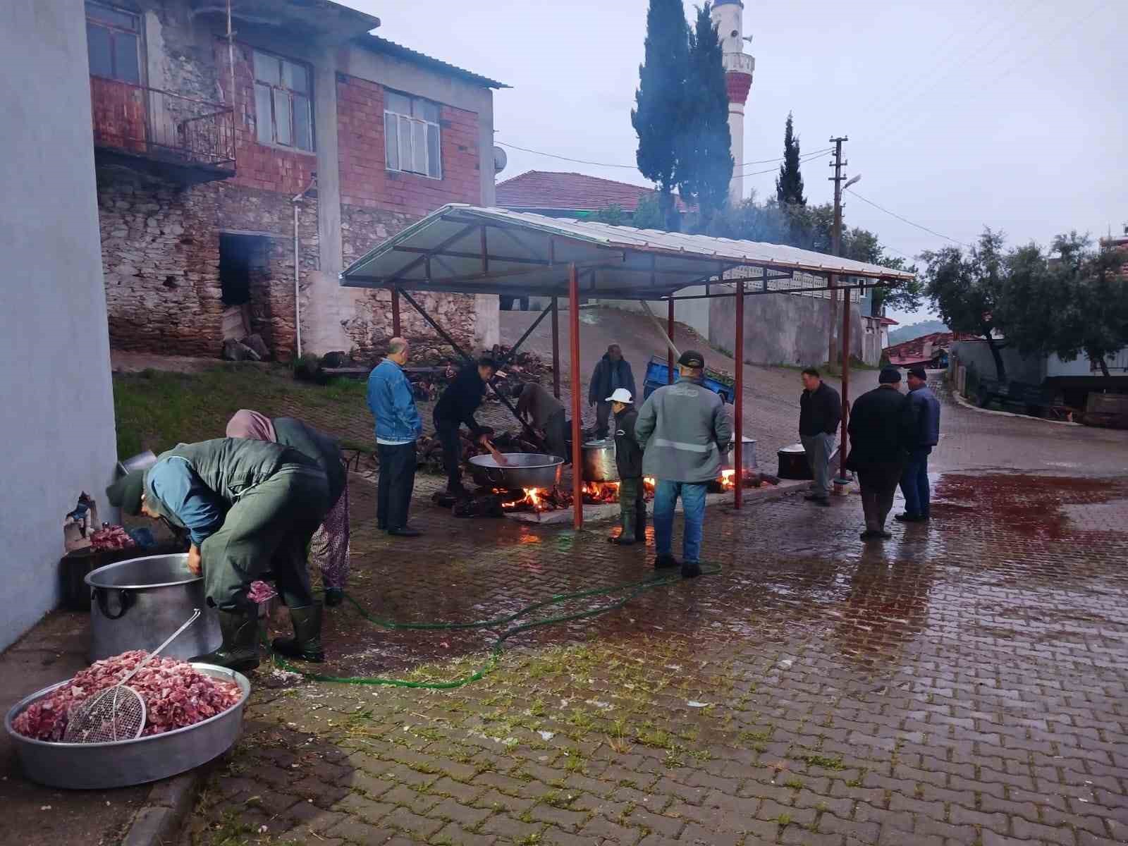 Yağmur duasında tek y&uuml;rek oldular
