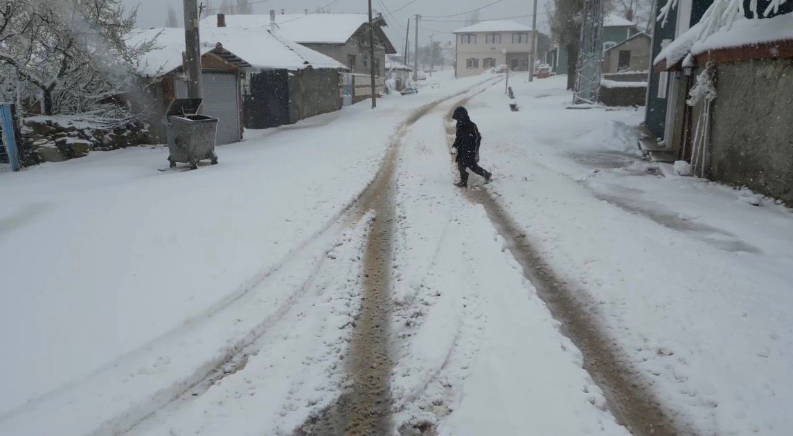 Mayıs ayında &ccedil;ocukların kartopu keyfi
