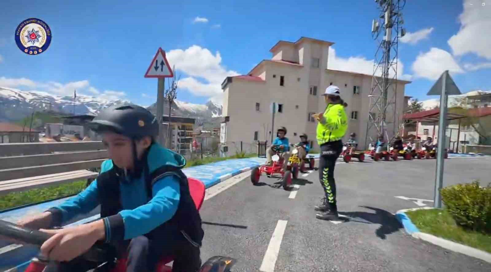 Hakkari polisinden &ouml;ğrencilere uygulamalı trafik eğitimi
